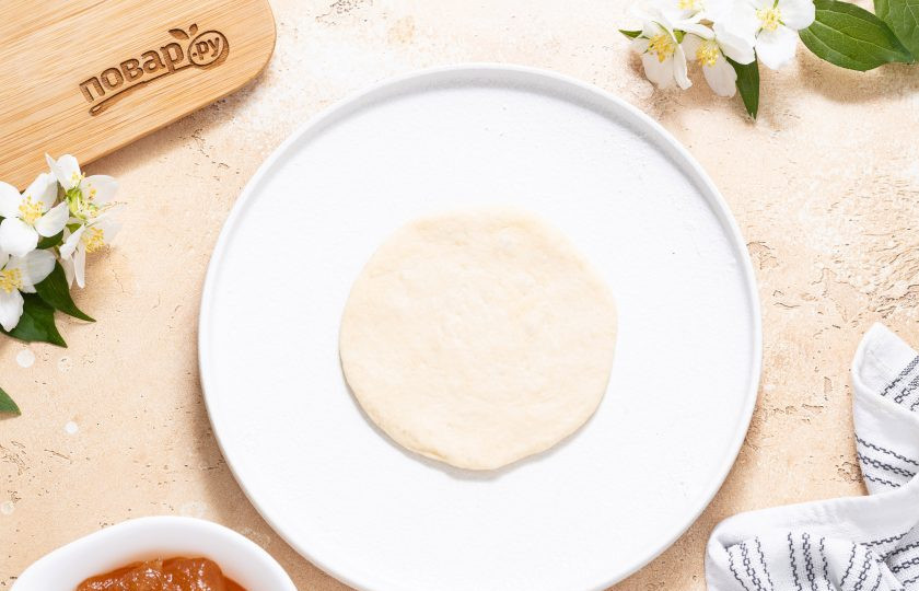 1. Этап. Постные пирожки с повидлом: Каждый шарик раскатайте на присыпанной мукой поверхности.