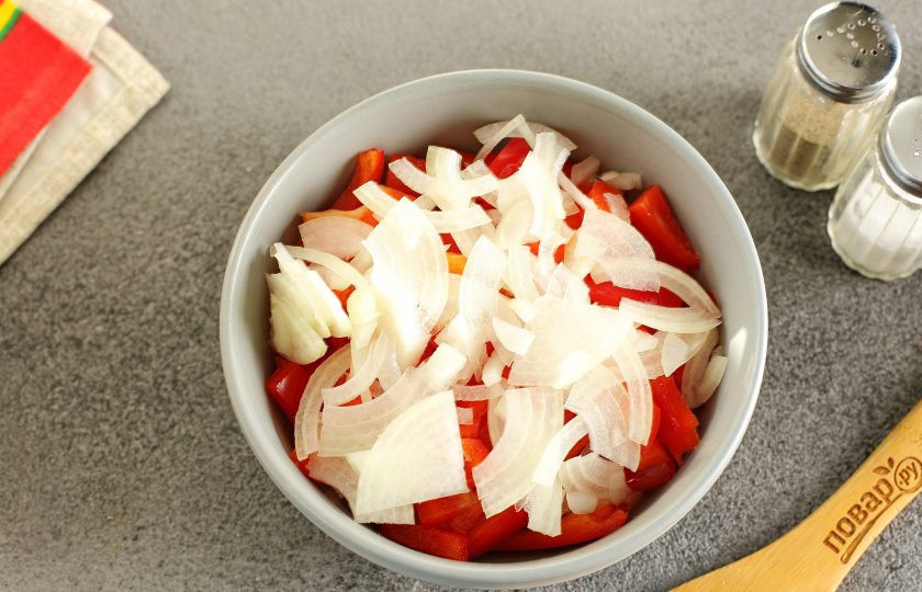 1. Этап. Салат с курицей без майонеза: Лук нарежьте тонкими полукольцами или четвертинками.
