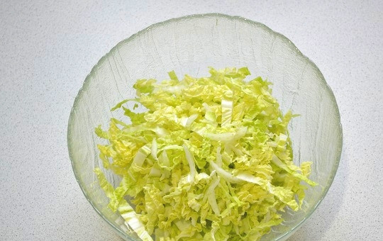 1. Этап. Салат Райское наслаждение: 2. В глубокий салатник нашинкуйте пекинскую капусту. Можно, конечно, заменить ее белокочанной, но этот вариант мне нравится больше.