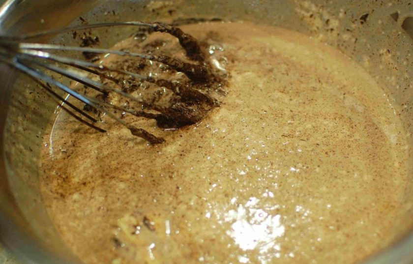 1. Этап. Домашний трюфель: 3. Спустя необходимое время венчиком перемешайте смесь, сначала она будет зернистой.