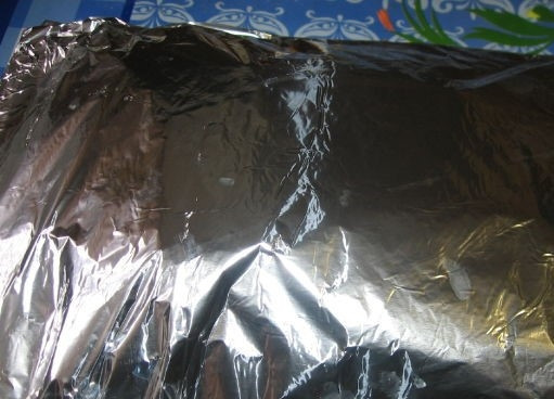 1. Этап. Картофель со свининой и грибами: 6. Тщательно заверните жаркое в фольгу. Запекайте в духовке, нагретой до 200 С, в течение часа. Для того чтобы придать блюду красивый вид, разрежьте фольгу и еще 15 минут готовьте в духовом шкафу до золотистой корочки.