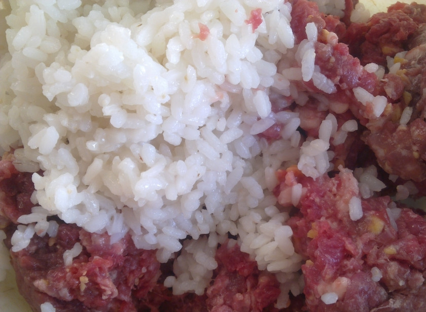 1. Этап. Голубцы из виноградных листьев: Смешайте отварной рис с говяжьим фаршем.