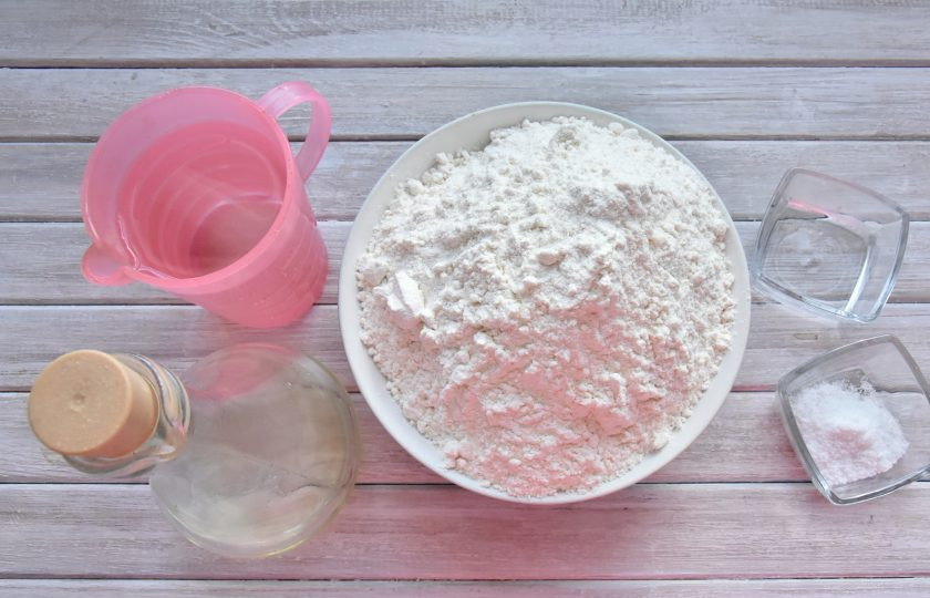 1. Этап. Момо с курицей: Для приготовления теста просейте нужное количество муки через мелкое сито. Если у вас нет столового уксуса, можно заменить яблочным или развести уксусную эссенцию водой в соотношении 1:7.