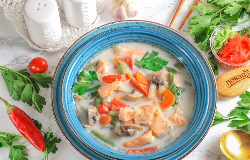 1. Этап. Японский суп с лососем: Разлейте японский суп с лососем в тарелки и подайте к столу горячим.