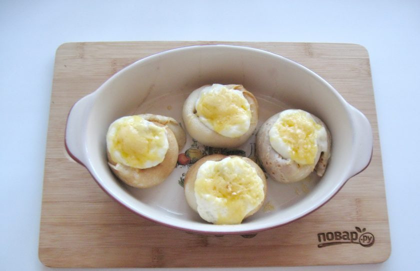 1. Этап. Блинная закуска Пеньки: Поставьте в духовку на 5-7 минут, пока сыр не расплавится.