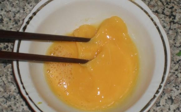 1. Этап. Сифудо тяхан: Яйцо взбейте. Добавьте его в сковороду и сразу перемешайте. Следом отправьте к ингредиентам готовый рис.