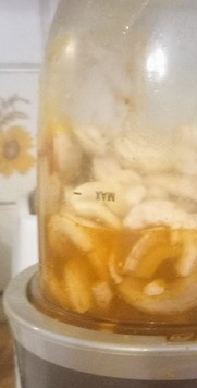 1. Этап. Макароны с ароматным соусом: В блендер загрузить орешки кешью, добавить 160г холодной воды, бальзамик, чесночный порошок, горчицу, паприку, куркуму и пол-ложки соли. Перемешать до однородности. Это будет так называемый