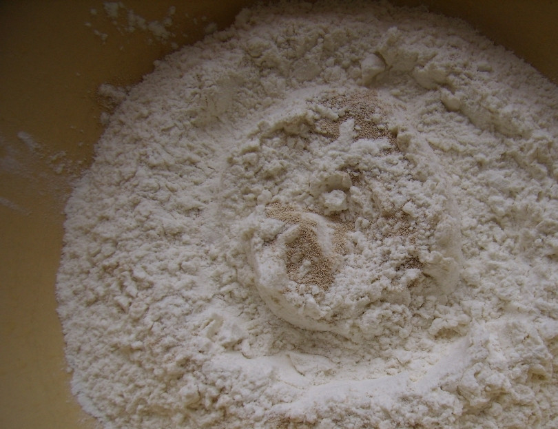 1. Этап. Тесто для сосисок в тесте: Муку смешайте с сухими дрожжами.