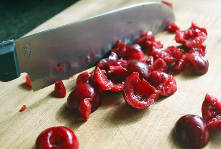 1. Этап. Вишневый крем: 4. Нарезаем вишни и добавляем к крему. Я обычно вишни перетираю или измельчаю на блендере - тогда структура крема получается однородной.