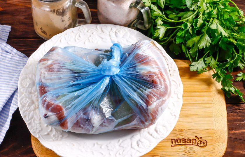 1. Этап. Свиная брюшина вареная в пакете: Завяжите пакет очень плотно, оставляя в нем немного места для воздуха.