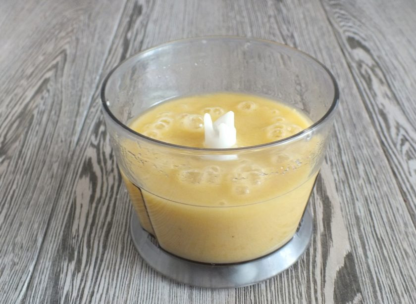 1. Этап. Шоколадно-банановый крем: В пульсовом режиме пробейте до однородного состояния.