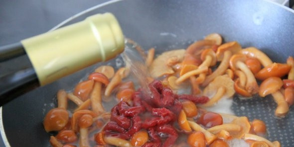 1. Этап. Отбивная по-цыгански: Приготовьте соус. Грибы обжарьте в масле. Затем добавьте к ним томатную пасту и вино.