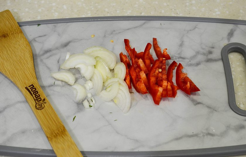 1. Этап. Картошка с копченым сыром: 8. Лук и перец почистите. Лук нарежьте полукольцами, перец перьями.