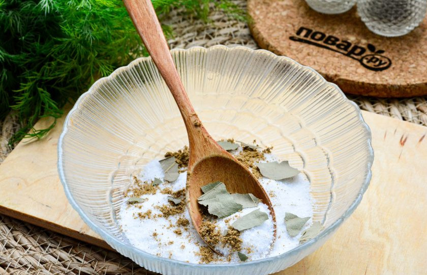 1. Этап. Скумбрия без рассола быстро в домашних условиях: В глубокой посуде смешайте соль с молотым кориандром, добавьте туда кусочки лаврового листа, перемешайте.