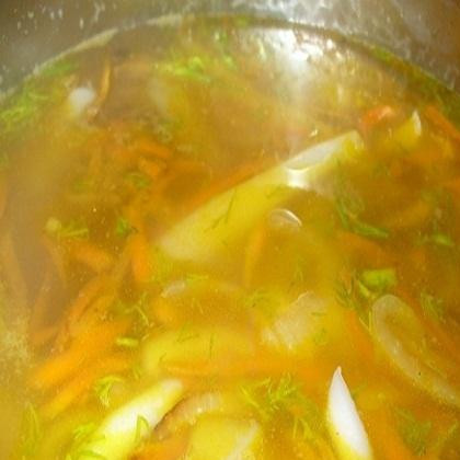 1. Этап. Итальянский суп с кальмарами: 5. Запеченные помидоры целиком положить в кастрюлю. Добавить фасоль. Залить овощи водой, чтобы прикрыть овощи и тушить 10 минут.