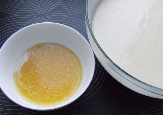 1. Этап. Блинчики с икрой красной: 2. Тесто должно быть густым, но однородным, без комочков. Сливочное масло растопить в микроволновке и тонкой струйкой влить в тесто. Долить необходимое количество молока, чтобы консистенция теста была нужной для блинов. При желании можно добавить в тесто ложку коньяка или ликера.