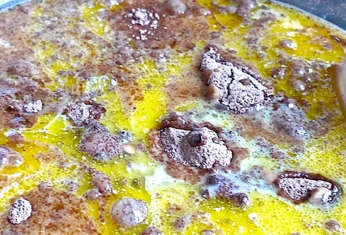 1. Этап. Шоколадные кексы с шоколадом: 7. Влейте яичную смесь к сухим ингредиентам.