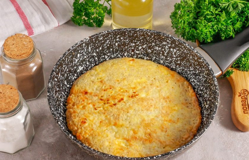 1. Этап. Овсяноблин с творогом: С помощью широкой лопатки переверните овсяноблин на другую сторону и обжарьте еще 2-3 минуты до румяности.