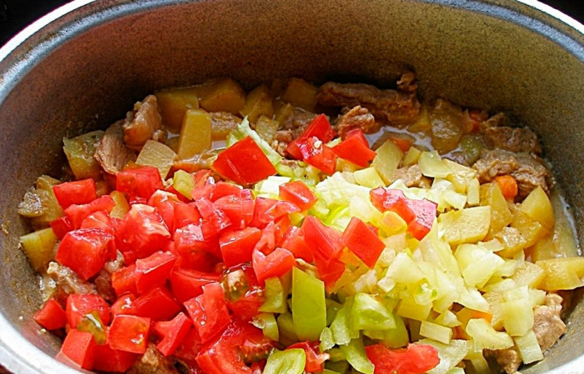 1. Этап. Венгерский бограч: Нарезаем помидор и болгарский перец. Выкладываем все в казан, солим и перчим. Готовим минут 15.