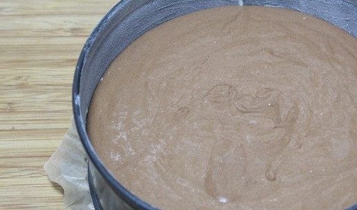 1. Этап. Шоколадный торт Для тебя: Бока формы смазать маслом, обсыпать мукой, излишки стряхнуть. Дно выложить пергаментом. Влить тесто У меня разъемная форма диаметром 18 см