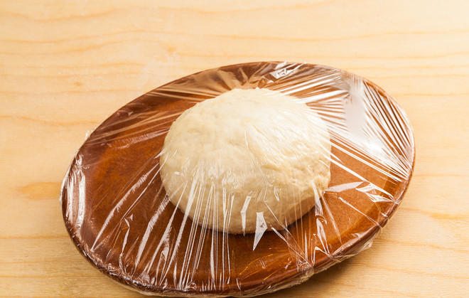 1. Этап. Азербайджанские чебуреки с зеленью: Дайте тесту постоять 30 минут.