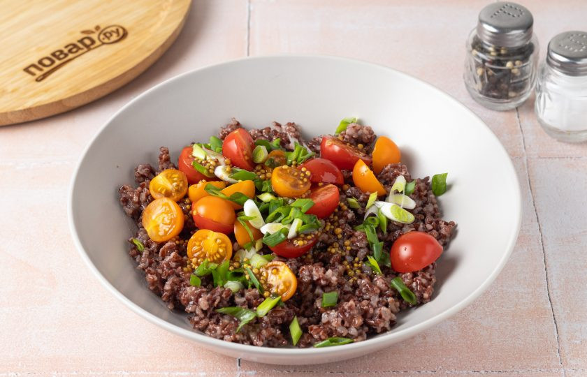 1. Этап. Салат из красного риса: Соедините красный рис, зеленый лук и помидоры черри. Заправьте салат, посолите и поперчите по вкусу.