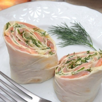 Лаваш с сыром, и семгой, и зеленью