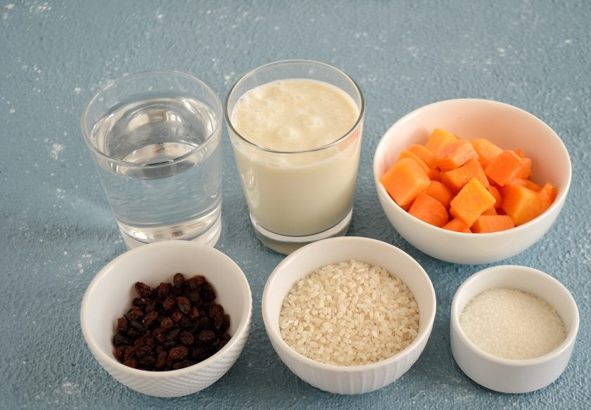 1. Этап. Рисовая каша с тыквой и изюмом: Подготовьте все ингредиенты. Тыкву разморозьте, если необходимо, нарежьте на кубики среднего размера.