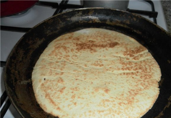 1. Этап. Наполеон на сковороде: 3. Обжариваем каждый корж по 3-4 минуты на сухой сковороде.