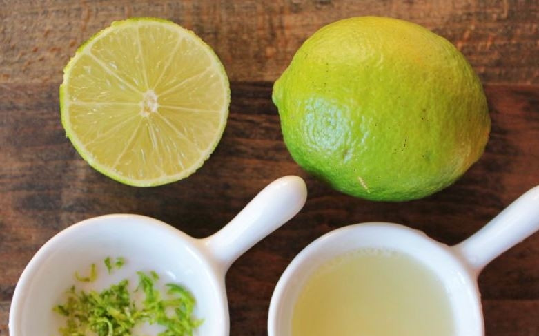 1. Этап. Быстрый легкий салат: Вымойте и обсушите лайм. Выдавите из него сок и натрите цедру в отдельную пиалку. Если у вас не оказалось под рукой лайма, то воспользуйтесь обычным лимоном.