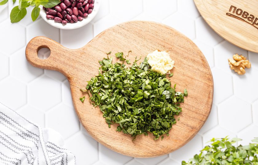 1. Этап. Лобио из красной фасоли (классический рецепт): Зелень мелко порубите, а чеснок пропустите через пресс.