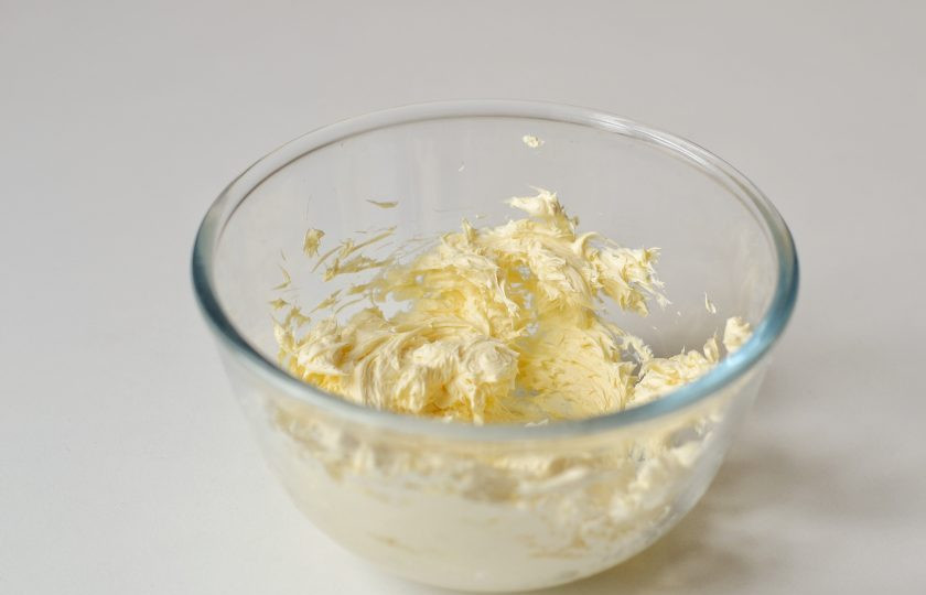 1. Этап. Постный морковный торт: Маргарин взбейте миксером.