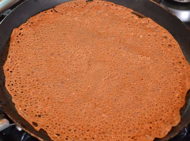 1. Этап. Роллы с фруктами: Жарим блины на сковороде по 2-3 мин. с каждой стороны. У меня вышло 19 блинчиков для такого количества муки.