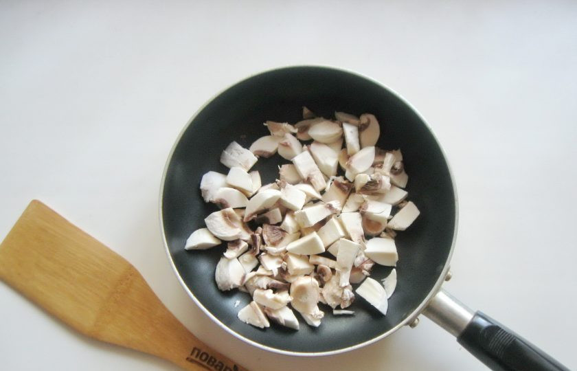 1. Этап. Котлеты из свинины с грибами: Шампиньоны очистите, помойте и мелко нарежьте. Выложите в сковороду.