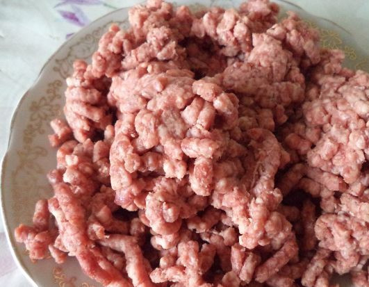 1. Этап. Голубцы из квашеной капусты: 3. Я обычно использую свино-говяжий фарш. Добавляем в него соль и специи по вкусу и по желанию яйцо (не обязательно).