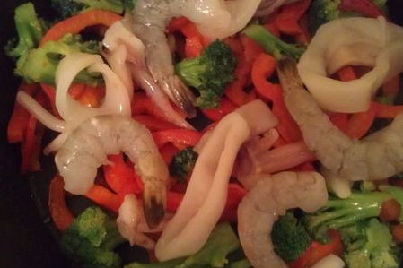 1. Этап. Соба с морепродуктами: Креветки очистим от панциря, кальмары — от пленки. Нарежем кальмары кольцами, щупальца осьминога — на кусочки. Добавляем к овощам.