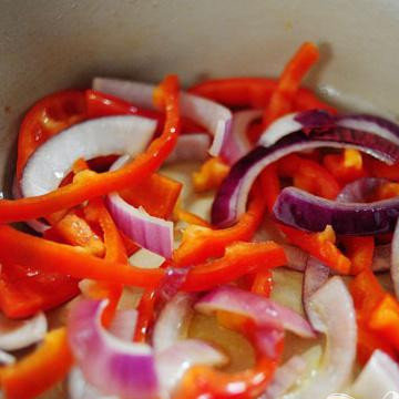 1. Этап. Утка карри по-тайски: Между тем, в утятнице, на сильном огне в небольшом количестве оливкового масла обжарьте лук и перец. Готовьте несколько минут.