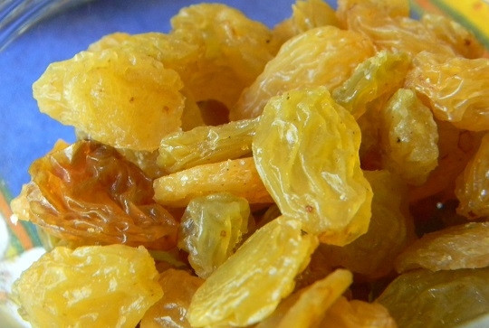 1. Этап. Коврижка медовая с изюмом: 3. Изюм промойте и обсушите на салфетке.