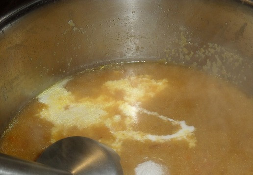 1. Этап. Кукурузно-морковный суп с курицей: Убираем кастрюлю с огня. Добавляем сливки и соль. С помощью погружного блендера готовим суп-пюре.