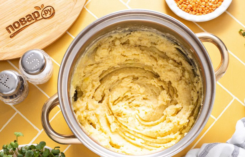 1. Этап. Пюре из картофеля и красной чечевицы: Доведете пюре до желаемой консистенции и вкуса.