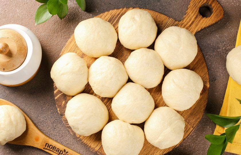 1. Этап. Пышные жареные пирожки на кефире с дрожжами: Разделите тесто на одинаковые кусочки. Размер зависит от желаемого размера пирожков. У меня кусочки примерно по 70 грамм.