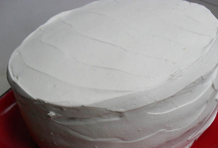 1. Этап. Торт Царица Эстер: Торт полностью обмазываем кремом и украшаем по желанию.