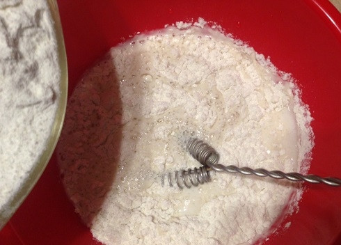 1. Этап. ПП-блины: Всыпаем муку и венчиком размешиваем тесто до однородности. А затем вливаем стакан кипятка и опять взбиваем-перемешиваем тесто венчиком.