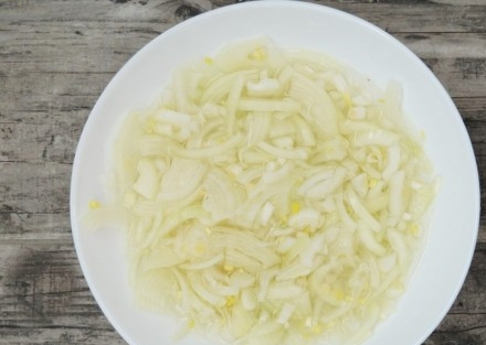 1. Этап. Слоеный салат с крабовыми палочками: 2. Для начала очистите и нарежьте мелкими кубиками лук. Выложите в небольшую мисочку. Добавьте соль, сахар, уксус и воду. Оставьте в маринаде примерно на полчасика. Поставьте варить яйца вкрутую.