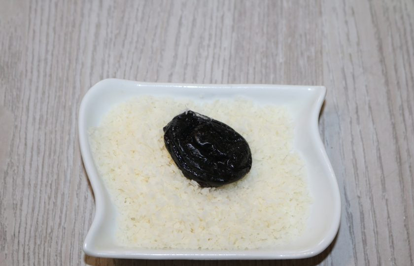 1. Этап. Чернослив фаршированный грецкими орехами: Фаршированный чернослив обмакните в кокосовой стружке.