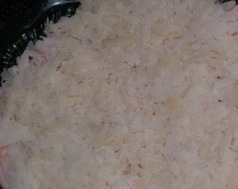 1. Этап. Салат Розовый фламинго: Приступим к сборке салата. Первым слоем выложим треть креветок, максимально удалив с них соус. Затем выкладываем слой натертого на крупной терке очищенного вареного картофеля.