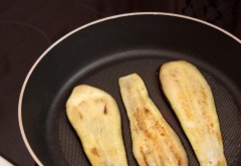 1. Этап. Канапе из баклажанов: 2. На отдельной сковороде обжарим баклажаны, порезанные тонкими ломтиками. Масла добавим по минимуму, или не добавляем вообще.