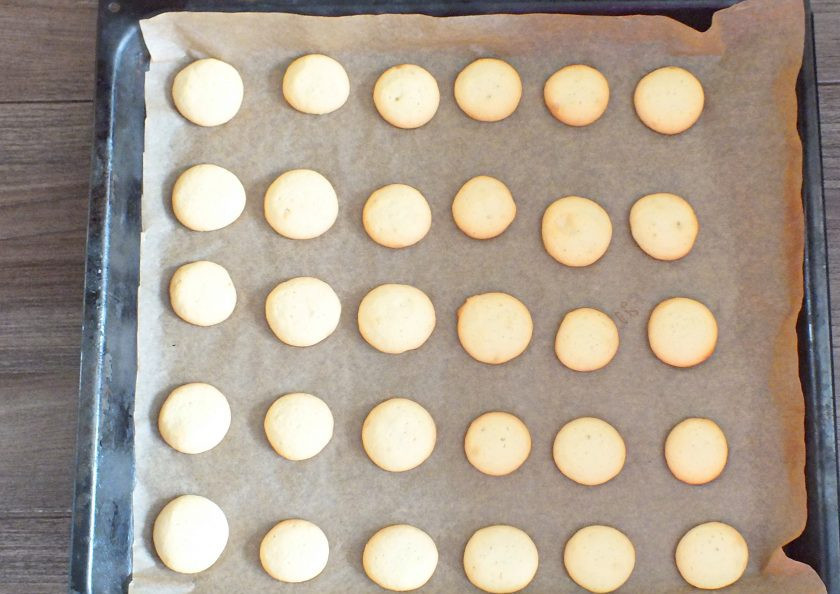 1. Этап. Печенье Айгуль: Через указанное время, достаньте противень с заготовками из духовки.