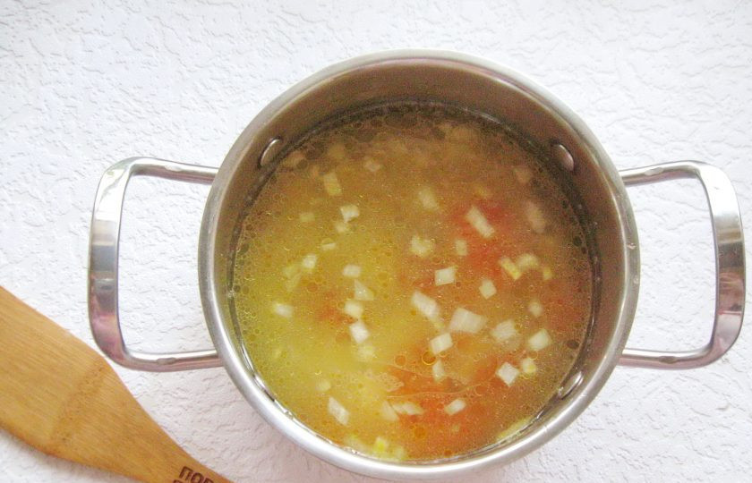 1. Этап. Куриный суп с сельдереем и рисом: В кипящий бульон с картофелем выложите морковь и лук.