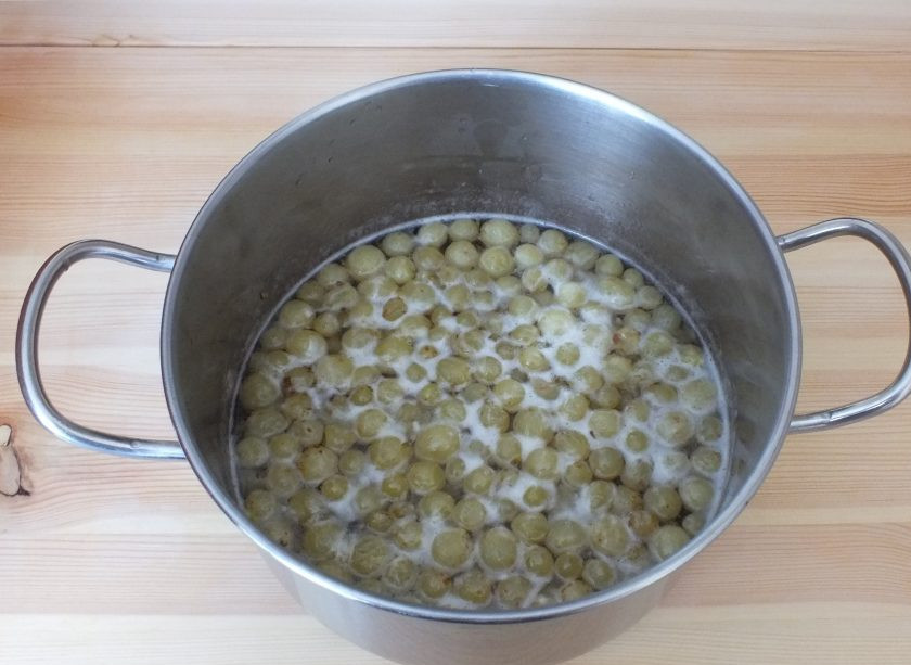 1. Этап. Варенье Кишмиш: По истечении времени, поставьте на огонь, включите опять минимальный и после закипания проварите 5 минут. Опять охладите. И повторите еще раз процесс, но с увеличением следующей варки до 8 минут.